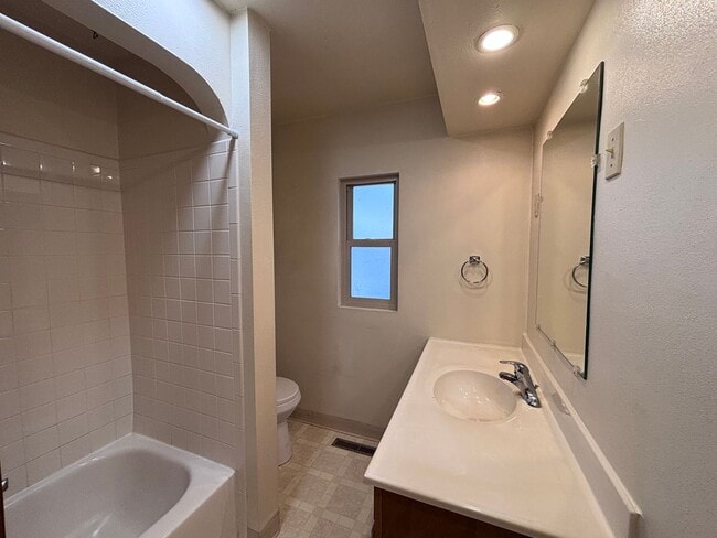 Building Photo - 4 bed, 2 Bath near Old Colorado City - MileStone Real Estate Services