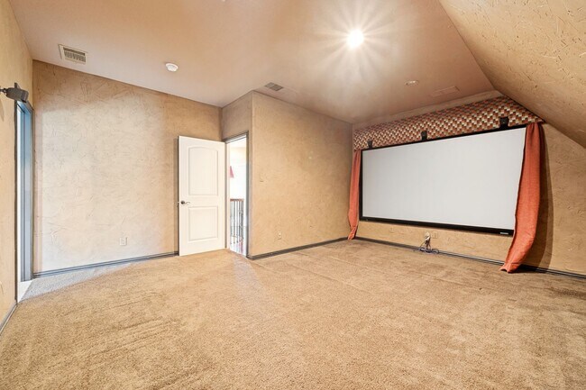 Building Photo - 4046 E Hill Dr