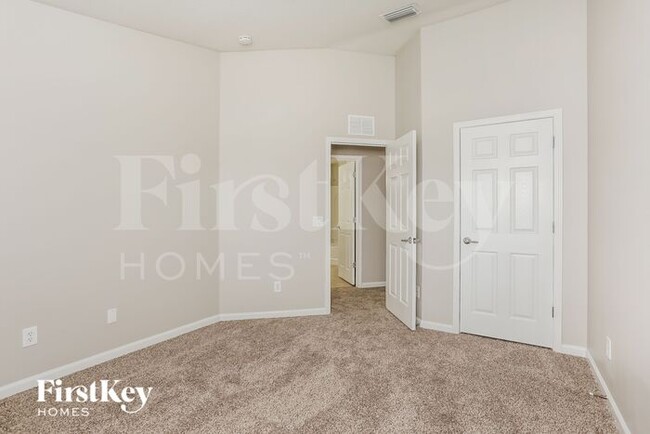 Building Photo - 6947 Roundleaf Dr