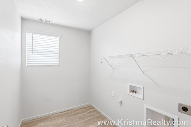 Building Photo - 5 BD | 3 BA | Brand New Construction | East Park Village | Salem Home!