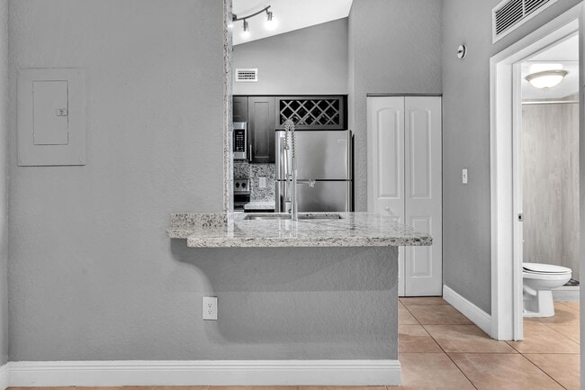 Building Photo - 2803 N Oakland Forest Dr