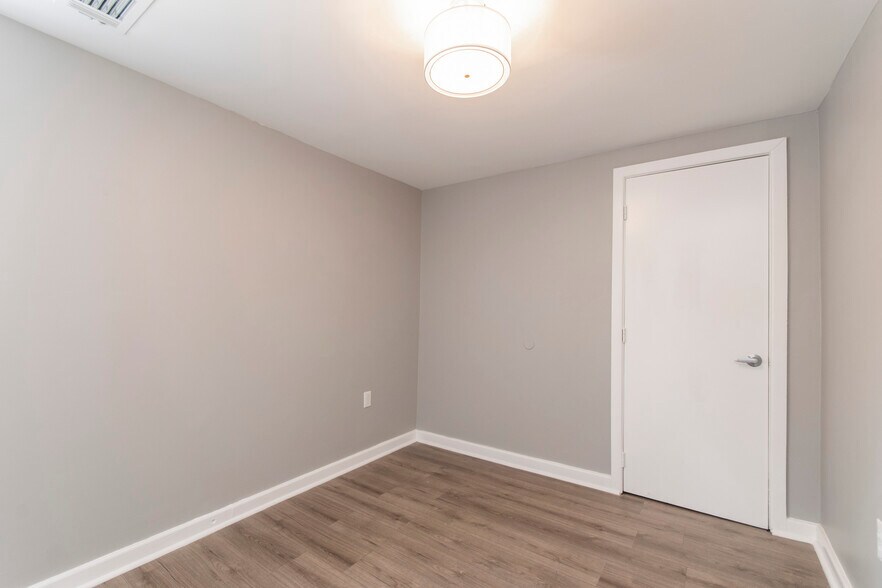 Building Photo - 515 W Girard Ave