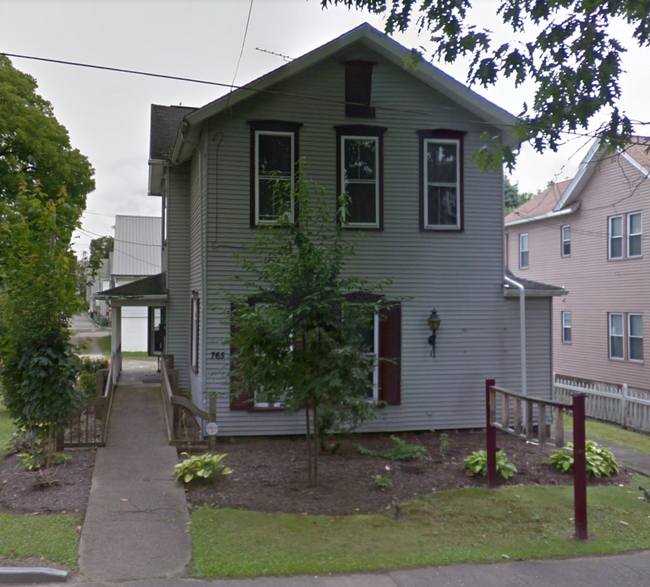 Primary Photo - 765 Park Ave