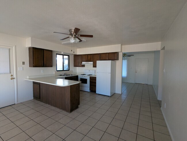 Building Photo - 563 N Santa Anna