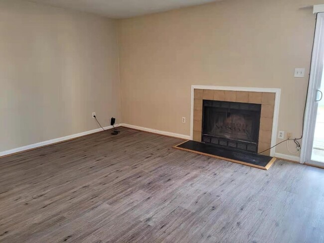 Building Photo - 305 Seeman Ct