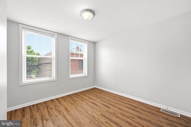Building Photo - 928 N Bambrey St