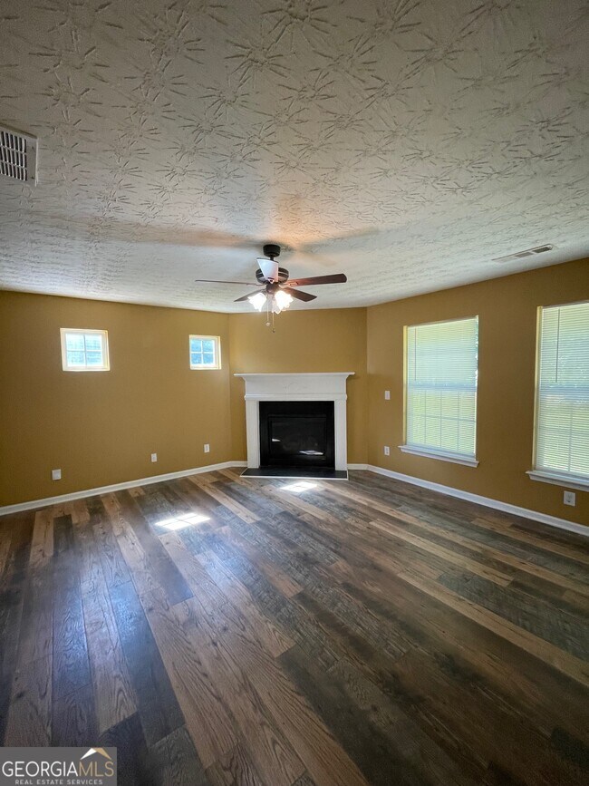 Building Photo - 363 Arrowhead Dr
