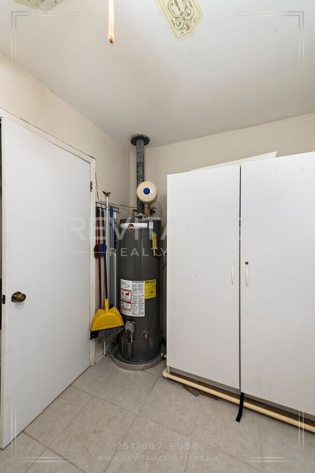 Building Photo - 3/2 Brick Home with Sunroom, Deck, and Car...