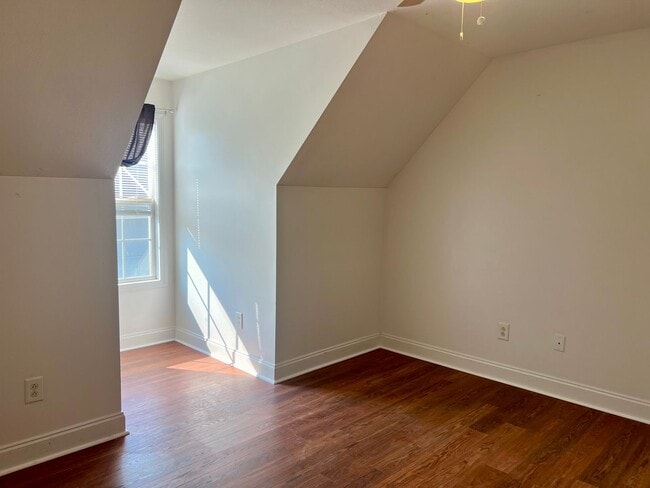 Building Photo - 3 bedroom + loft & 2.5 bedroom  in gated c...