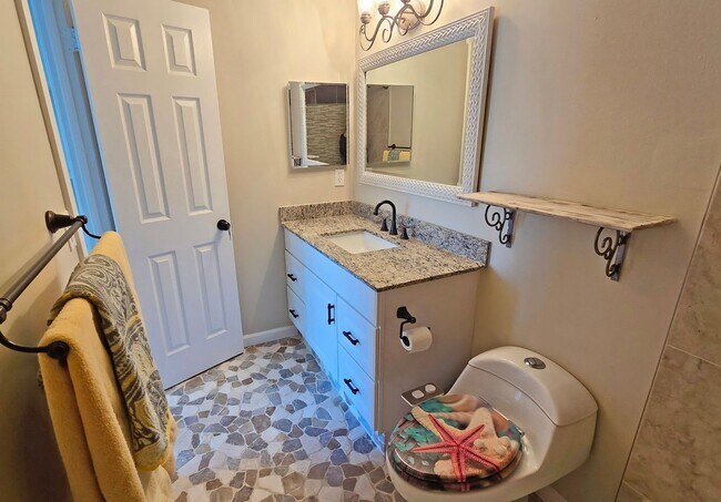 Building Photo - 2 BR/ 2.5 BA Townhome in Gated Community w...