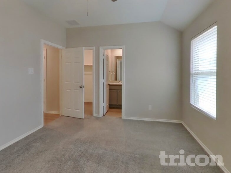 Building Photo - 11151 N Lake Mist Ln