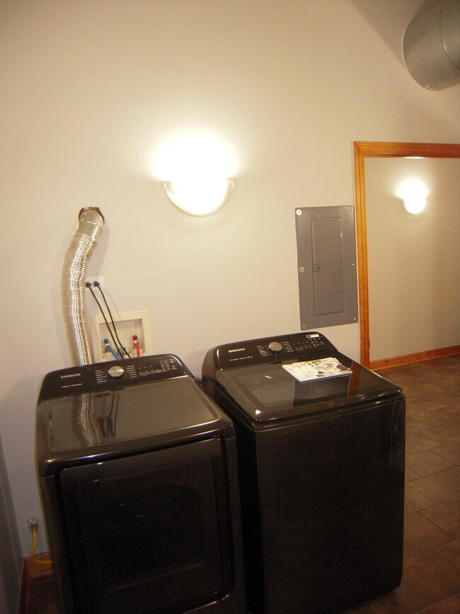 Building Photo - 16649 Oak Park Ave