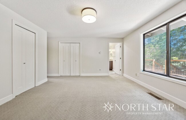 Building Photo - One Level Living in Lake Oswego