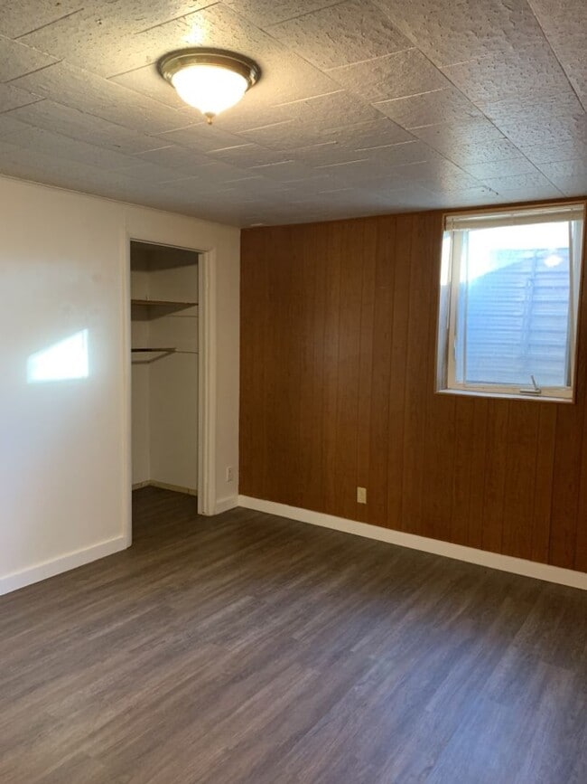 Building Photo - STUDENTS WELCOME! Spacious 5 Bed 2 Bath Ranch Home