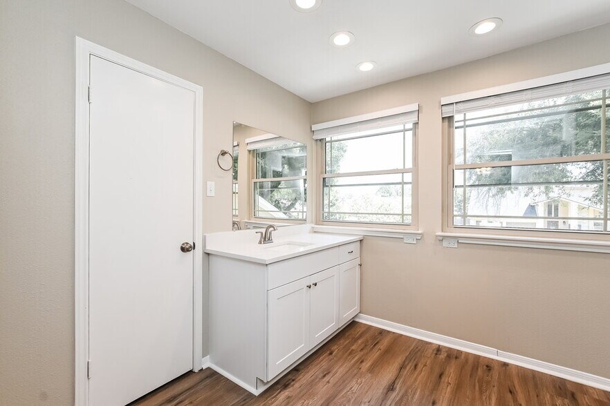 Building Photo - 2511 Owens Cross Dr