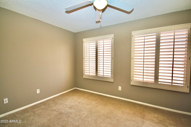 Building Photo - 1702 E Palm Beach Dr