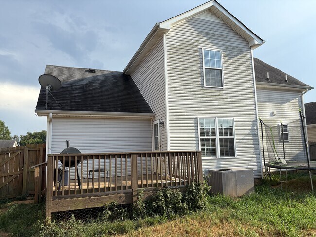 Building Photo - 515 Fox Trot Dr