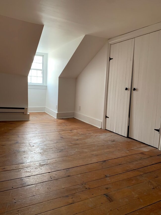 Building Photo - Adorable Single Family Home on Grand St