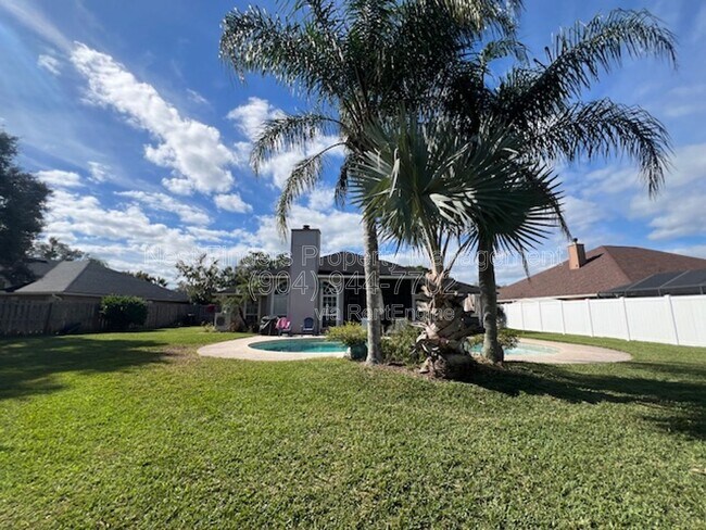 Building Photo - 264 Village Green Ave