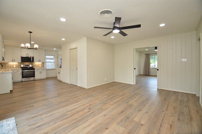 Building Photo - 9011 Theysen Dr
