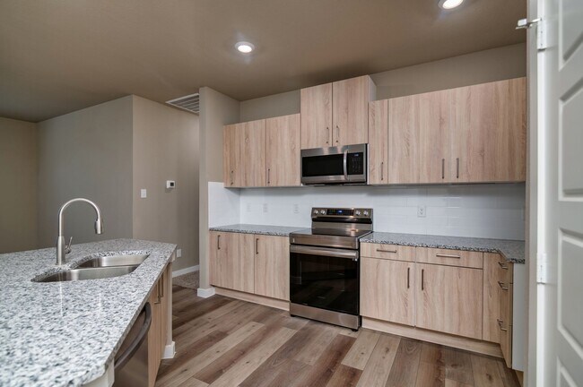 Building Photo - GORGEOUS 3 BEDROOM DUPLEX LOCATED IN MIDLO...
