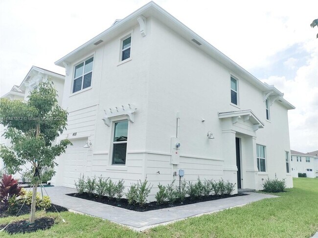 Building Photo - 400 SE Crossoak Ln