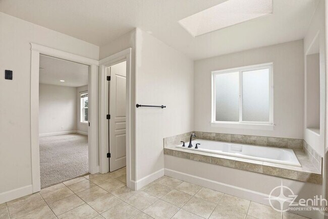 Building Photo - 15205 NE 102nd Way