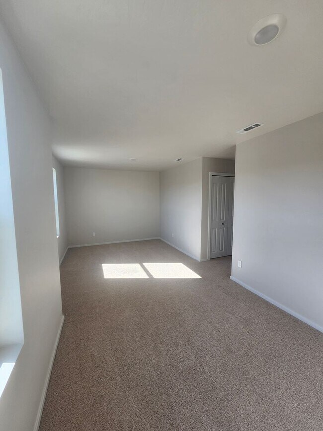 Building Photo - Brand New Construction! 4 bed/2.5 ba Townh...