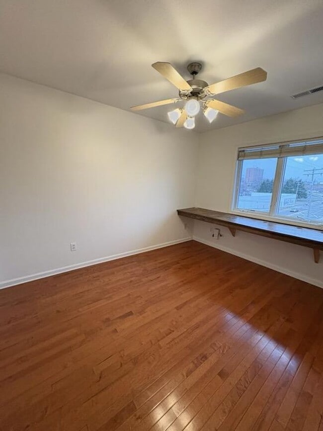 Building Photo - Updated Townhouse near Downtown Bloomington!