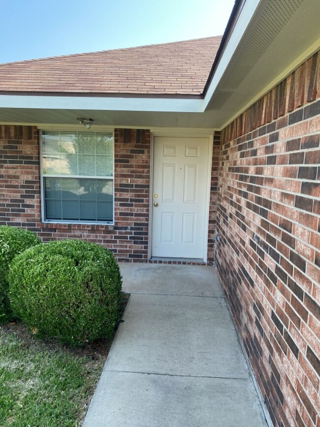 Building Photo - 2805 Alma Dr