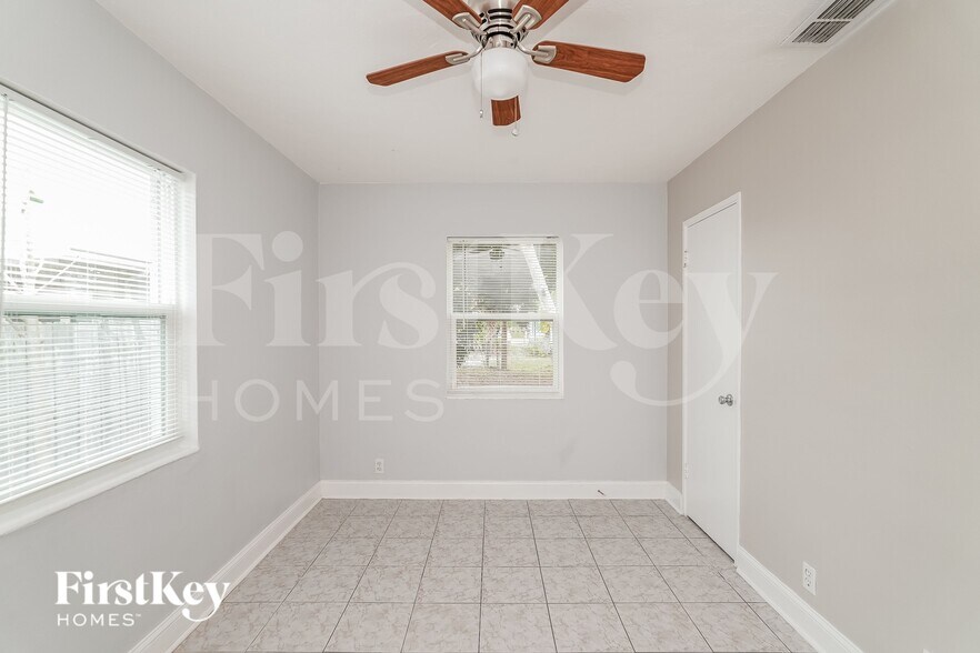 Building Photo - 3805 W Rogers Ave