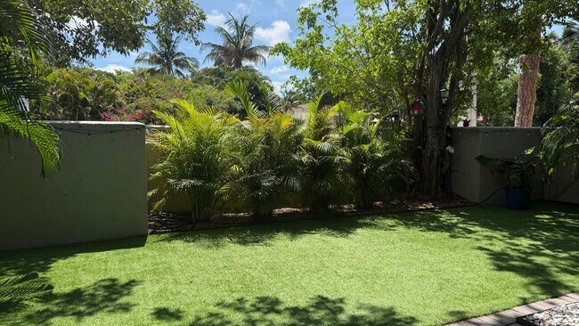 Building Photo - Charming 2/2 Seasonal Rental in Sarasota – Minutes from the Beach! Private Courtyard Included!!