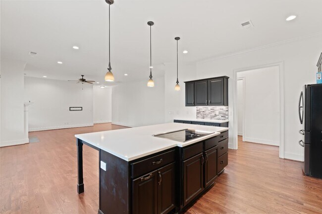 Building Photo - 213 Yellow Jasmine Dr