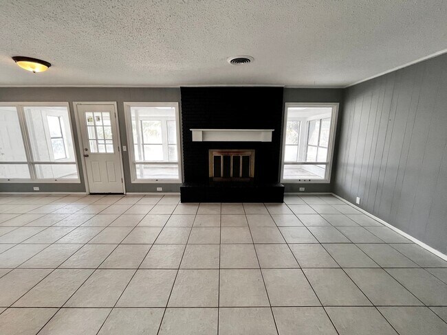 Building Photo - Amazing 4/2.5 in Prime Location! Minutes from Texas Tech and Hospitals!