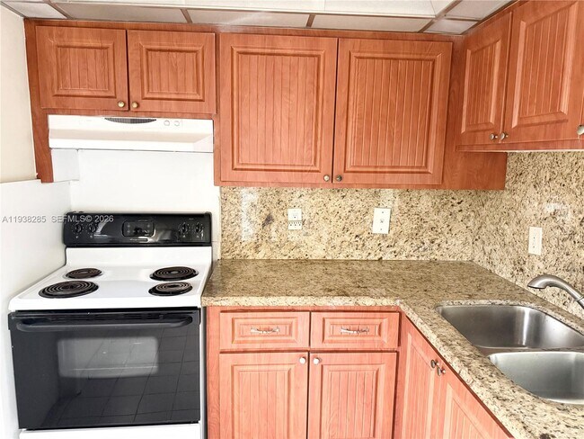 Building Photo - 300 NE 14th Ave