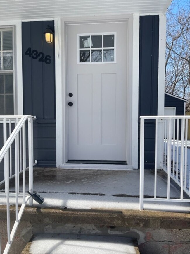 Building Photo - Fully Updated Home Just A Short Distance T...