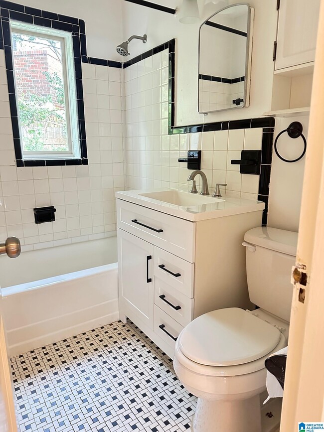 Building Photo - 1006 Broadway St