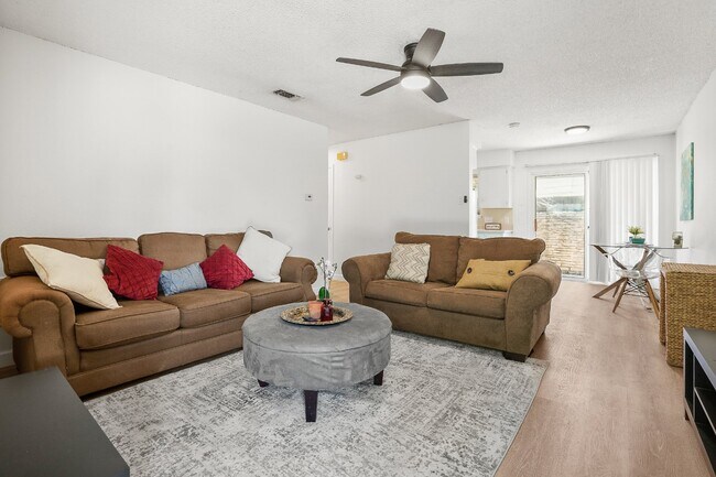 Building Photo - "Charming 2-Bed Duplex in Austin's Vibrant Heart – Cozy 833 Sq Ft Retreat!"
