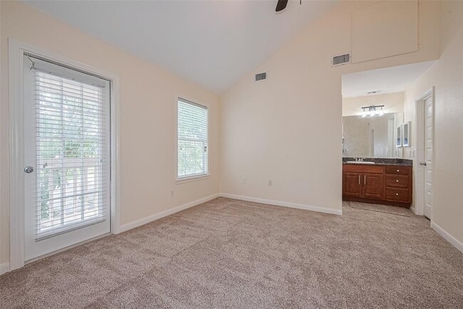 Building Photo - 11710 Southlake Dr