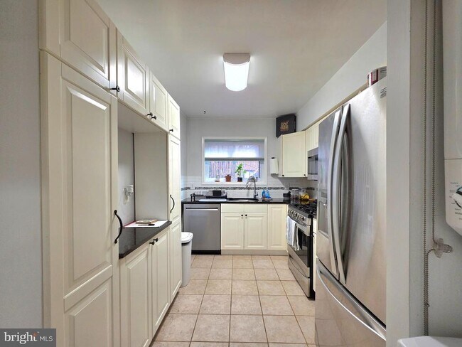 Building Photo - 2700 Dartmouth Rd