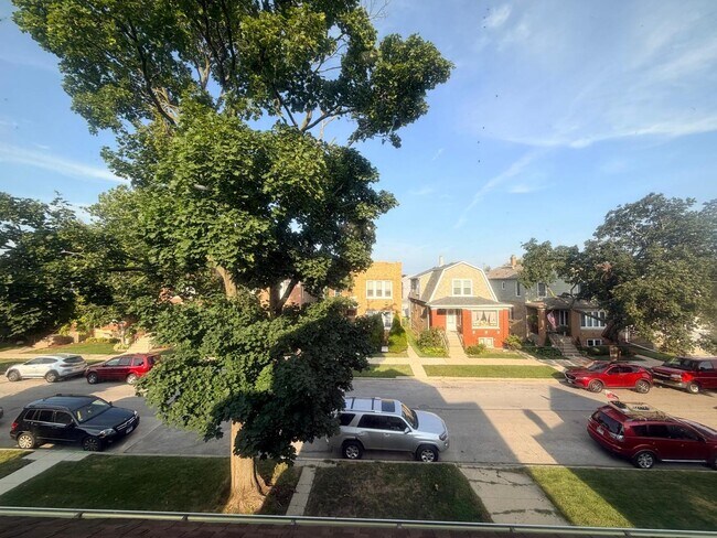 Building Photo - 5540 N Luna Ave