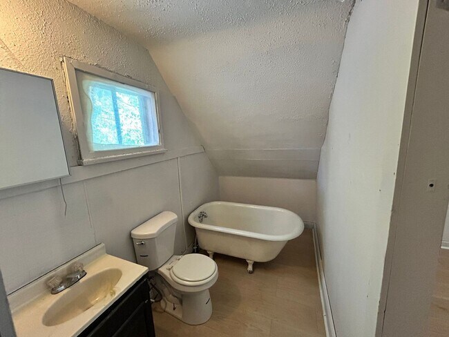 Building Photo - Beautiful Large 3 Bedroom Home West Cleveland