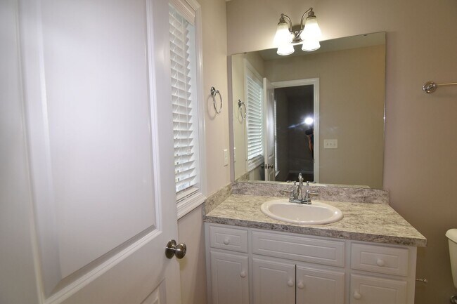 Building Photo - One Story Living 3 Bedroom 2 Bath Home