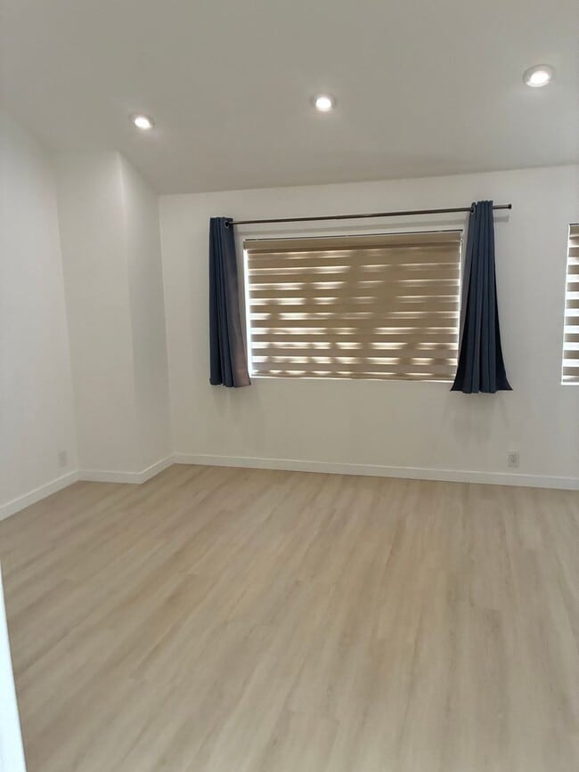 Building Photo - BEAUTIFUL 4 Bed 3 Bath unit