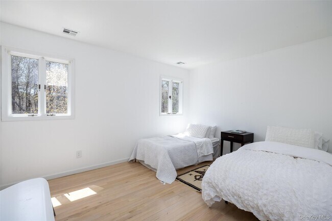 Building Photo - 371 S River Rd