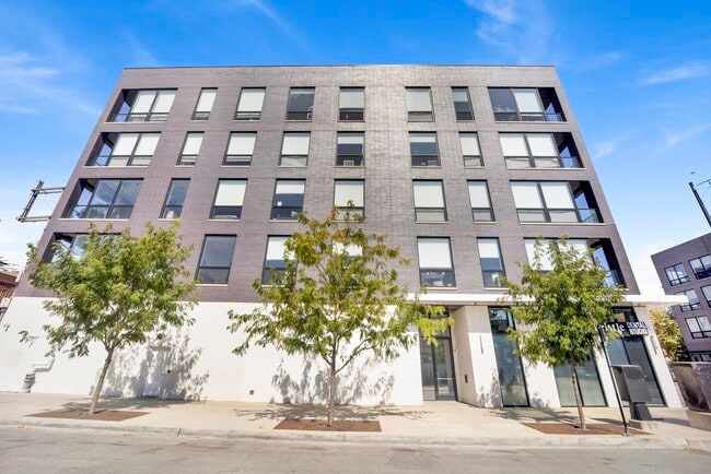 Primary Photo - 2400 W Wabansia Ave