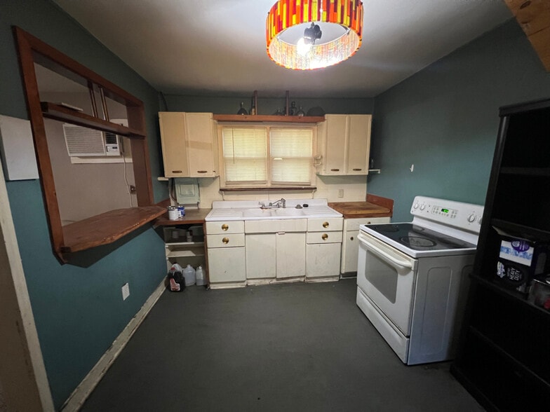 Primary Photo - 706 Violet St