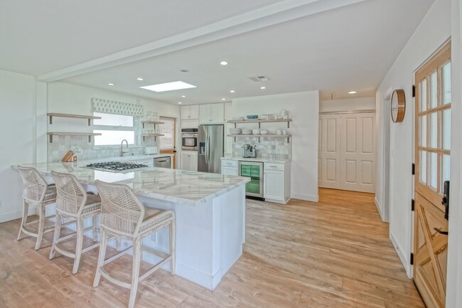 Building Photo - BEAUTIFULLY REMODELED (FURNISHED), 3BR3BA ...