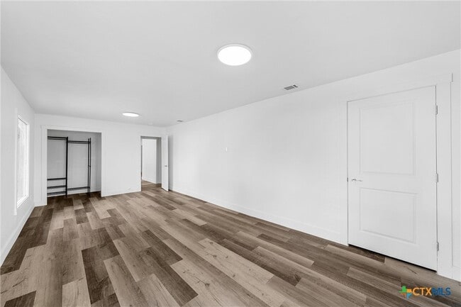 Building Photo - 1524 E Avenue B