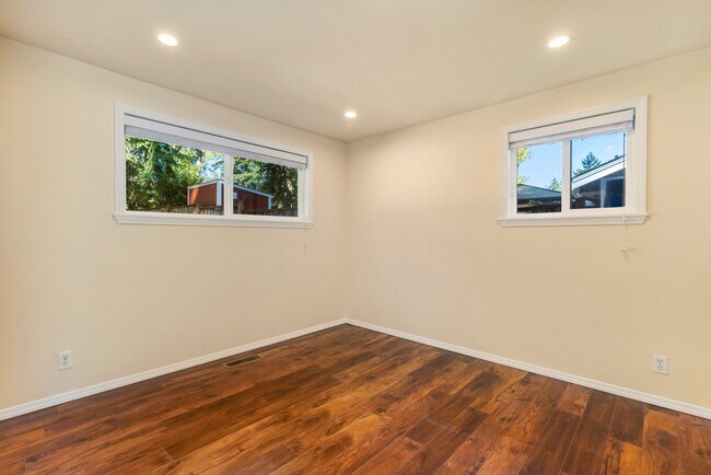 Building Photo - Light-Filled 3BR Home w/ Large Fenced in Yard